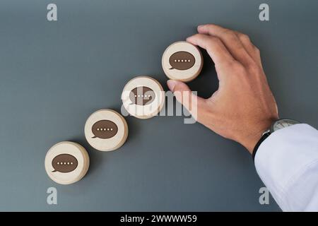 Holzstämme mit Sprechblasen, die durch Linien miteinander verbunden sind. Konzept der Online-Kommunikation oder sozialen Vernetzung. Stockfoto