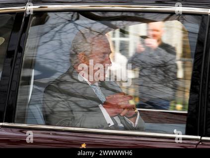 London, Großbritannien. März 2024. König Karl III. Verlässt Clarence House in Westminster, Zentrum von London, um zum Buckingham Palace zu gehen. König Charles, der derzeit wegen Krebs behandelt wird, hat Kate Middleton, die Prinzessin von Wales, gelobt, nachdem sie kürzlich öffentlich über ihre eigene Krebsdiagnose gesprochen hatte. Foto: Ben Cawthra/SIPA USA Credit: SIPA USA/Alamy Live News Stockfoto