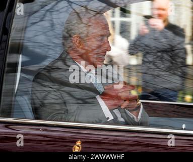 London, Großbritannien. März 2024. König Karl III. Verlässt Clarence House in Westminster, Zentrum von London, um zum Buckingham Palace zu gehen. König Charles, der derzeit wegen Krebs behandelt wird, hat Kate Middleton, die Prinzessin von Wales, gelobt, nachdem sie kürzlich öffentlich über ihre eigene Krebsdiagnose gesprochen hatte. Foto: Ben Cawthra/SIPA USA Credit: SIPA USA/Alamy Live News Stockfoto