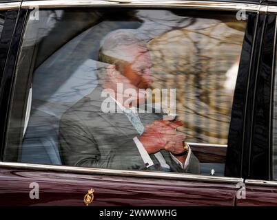 London, Großbritannien. März 2024. König Karl III. Verlässt Clarence House in Westminster, Zentrum von London, um zum Buckingham Palace zu gehen. König Charles, der derzeit wegen Krebs behandelt wird, hat Kate Middleton, die Prinzessin von Wales, gelobt, nachdem sie kürzlich öffentlich über ihre eigene Krebsdiagnose gesprochen hatte. Foto: Ben Cawthra/SIPA USA Credit: SIPA USA/Alamy Live News Stockfoto