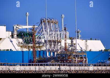 Świnoujście, Polen – 15. Mai 2022: LNG-Transportschiff Maran Gas Apollonia bei der Entladung am Terminal für Flüssiggas, Anschlüsse, Ausrüstung Stockfoto