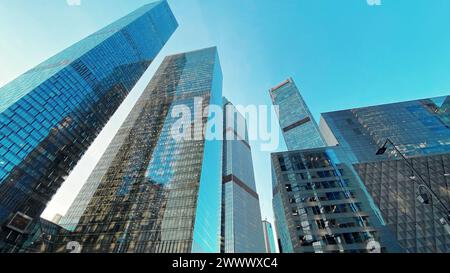 Bürogebäude. Wolkenkratzer im Business Center. Moderne Architektur, Glasfassade von Wohn- oder Gewerbeimmobilien Stockfoto