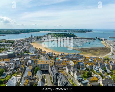 Saint-Malo (Bretagne, Nordwestfrankreich): Aus der Vogelperspektive des Jachthafens der Bucht von Sablons, dem Distrikt von Bas-Sablons Saint-Servan mit dem Solidor Stockfoto