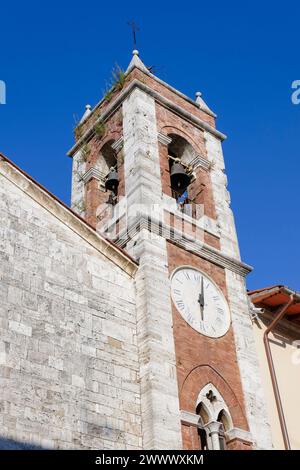 Glockenturm der Kirche von St. Francis auf dem Hauptplatz von San Quirico d' Orcia, Tuscany Stockfoto