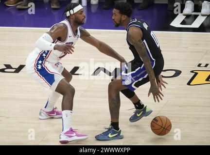 Sacramento, USA. März 2024. Sacramento Kings’ Malik Monk (R) dribbelt während des NBA-Spiels 2023-2024 zwischen Sacramento Kings und Philadelphia 76ers in Sacramento, USA, am 25. März 2024. Quelle: Wu Xiaoling/Xinhua/Alamy Live News Stockfoto