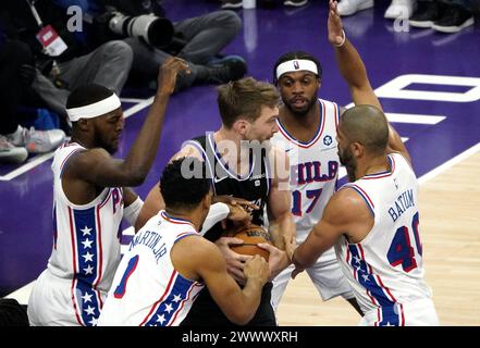 Sacramento, USA. März 2024. Sacramento Kings’ Domantas Sabonis (C) tritt am 25. März 2023-2024 im NBA-Spiel zwischen Sacramento Kings und Philadelphia 76ers in Sacramento, USA 2024, an. Quelle: Wu Xiaoling/Xinhua/Alamy Live News Stockfoto