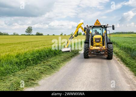 Dammabschneidung entlang einer B-Straße, Wartung durch Agenten der Abteilung. Dammabschnitte entlang einer B-Straße für die Sicherheit von Pkw-, Radfahrern und o Stockfoto