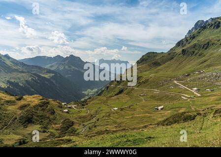 Berglandschaft und Passstraße am Klausenpass, Unterschaechen, Kanton URI, Schweiz Stockfoto