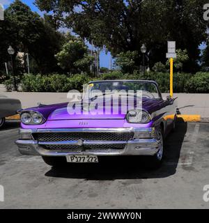 110 geparktes amerikanisches klassisches Cabriolet, Vorderansicht, violetter Ford Fairlane 500 Skyliner von 1958, Plaza 13 de Marzo Square. Das Alte Havanna-Kuba. Stockfoto