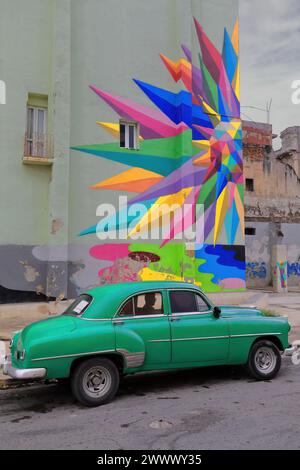 114 altes grünes Almendron-Auto - Yank Tank, Chevrolet Classic - von 1952 auf der Campanario Street neben einem Straßenkunstwerk von Okuda San Miguel. Havanna-Kuba. Stockfoto
