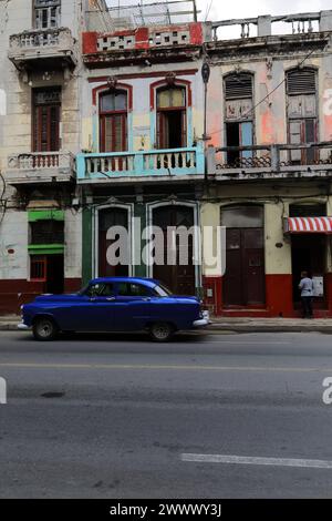 117 altes dunkelblaues Almendron-Auto - Yank Tank, Buick Classic - von 1952 fährt die Calle San Lazaro Street Way hinunter zum Paseo del Prado. Havanna Centro-Kuba. Stockfoto