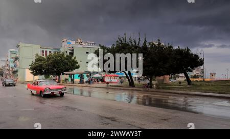 119 schwärzlicher Himmel über dem Antonio Maceo Park und der San Lazaro Street nach starkem Regen, drohender Sturm am Abend. Havanna Centro-Kuba. Stockfoto