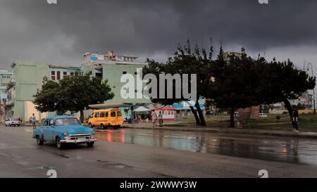 120 schwärzlicher Himmel über dem Antonio Maceo Park und der San Lazaro Street nach starkem Regen, drohender Sturm am Abend. Havanna Centro-Kuba. Stockfoto