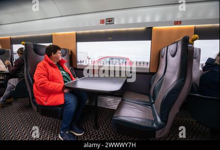 Die Leute sitzen im Buffetwagen des GWR Night Riviera Sleeper von Penzance nach London Paddington Stockfoto