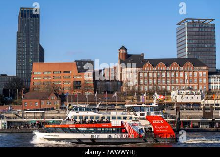 HADAG Hafenfähre, auf der Elbe, Landungsbrücken, Hamburg, Deutschland Stockfoto