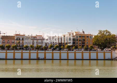 Triana-Viertel in Sevilla - Blick von der anderen Seite des Guadalquivir-Flusses Stockfoto