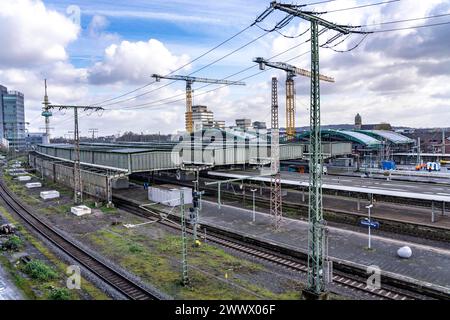 Modernisierung des Duisburger Hauptbahnhof, die Bahnsteige der 13 Gleise werden erneuert, die alten Flachdächer durch eingewelltes Stahl- und Glasdach ersetzt, der Umbau erfolgt im laufenden Betrieb, immer ein Bahnsteig ist gesperrt, die Umbau Maßnahme solle bis 2028 fertig sein, Duisburg NRW, Deutschland, Modernisierung HBF Duisburg *** Modernisierung des Duisburger Hauptbahnhofs, die Bahnsteige der 13 Gleise werden erneuert, die alten Flachdächer werden durch Wellblech- und Glasdächer ersetzt, der Umbau erfolgt im laufenden Betrieb, ein Bahnsteig ist immer geschlossen, der Stockfoto