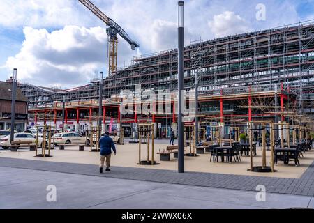 Modernisierung des Duisburger Hauptbahnhof, die Bahnsteige der 13 Gleise werden erneuert, die alten Flachdächer durch eingewelltes Stahl- und Glasdach ersetzt, Osteingang, der Umbau erfolgt im laufenden Betrieb, immer ein Bahnsteig ist gesperrt, die Umbau Maßnahme solle bis 2028 fertig sein, Duisburg NRW, Deutschland, Modernisierung HBF Duisburg *** Modernisierung des Duisburger Hauptbahnhofs, die Bahnsteige der 13 Gleise werden erneuert, die alten Flachdächer werden durch Wellblech- und Glasdächer ersetzt, Osteingang, der Umbau findet im laufenden Betrieb statt, ein pla Stockfoto