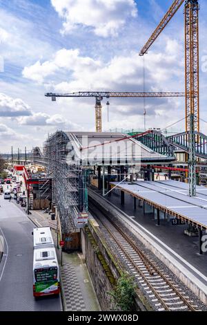 Modernisierung des Duisburger Hauptbahnhof, die Bahnsteige der 13 Gleise werden erneuert, die alten Flachdächer durch eingewelltes Stahl- und Glasdach ersetzt, Osteingang, der Umbau erfolgt im laufenden Betrieb, immer ein Bahnsteig ist gesperrt, die Umbau Maßnahme solle bis 2028 fertig sein, Duisburg NRW, Deutschland, Modernisierung HBF Duisburg *** Modernisierung des Duisburger Hauptbahnhofs, die Bahnsteige der 13 Gleise werden erneuert, die alten Flachdächer werden durch Wellblech- und Glasdächer ersetzt, Osteingang, der Umbau findet im laufenden Betrieb statt, ein pla Stockfoto