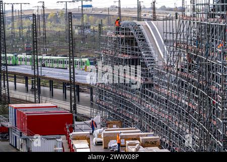 Modernisierung des Duisburger Hauptbahnhof, die Bahnsteige der 13 Gleise werden erneuert, die alten Flachdächer durch eingewelltes Stahl- und Glasdach ersetzt, Osteingang, der Umbau erfolgt im laufenden Betrieb, immer ein Bahnsteig ist gesperrt, die Umbau Maßnahme solle bis 2028 fertig sein, Duisburg NRW, Deutschland, Modernisierung HBF Duisburg *** Modernisierung des Duisburger Hauptbahnhofs, die Bahnsteige der 13 Gleise werden erneuert, die alten Flachdächer werden durch Wellblech- und Glasdächer ersetzt, Osteingang, der Umbau findet im laufenden Betrieb statt, ein pla Stockfoto