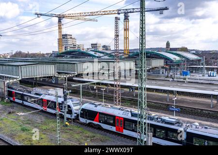 Modernisierung des Duisburger Hauptbahnhof, die Bahnsteige der 13 Gleise werden erneuert, die alten Flachdächer durch eingewelltes Stahl- und Glasdach ersetzt, der Umbau erfolgt im laufenden Betrieb, immer ein Bahnsteig ist gesperrt, die Umbau Maßnahme solle bis 2028 fertig sein, Duisburg NRW, Deutschland, Modernisierung HBF Duisburg *** Modernisierung des Duisburger Hauptbahnhofs, die Bahnsteige der 13 Gleise werden erneuert, die alten Flachdächer werden durch Wellblech- und Glasdächer ersetzt, der Umbau erfolgt im laufenden Betrieb, ein Bahnsteig ist immer geschlossen, der Stockfoto