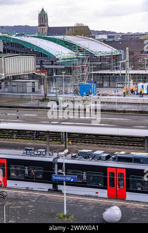 Modernisierung des Duisburger Hauptbahnhof, die Bahnsteige der 13 Gleise werden erneuert, die alten Flachdächer durch eingewelltes Stahl- und Glasdach ersetzt, der Umbau erfolgt im laufenden Betrieb, immer ein Bahnsteig ist gesperrt, die Umbau Maßnahme solle bis 2028 fertig sein, Duisburg NRW, Deutschland, Modernisierung HBF Duisburg *** Modernisierung des Duisburger Hauptbahnhofs, die Bahnsteige der 13 Gleise werden erneuert, die alten Flachdächer werden durch Wellblech- und Glasdächer ersetzt, der Umbau erfolgt im laufenden Betrieb, ein Bahnsteig ist immer geschlossen, der Stockfoto