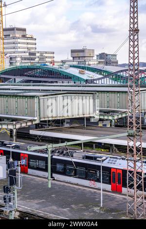 Modernisierung des Duisburger Hauptbahnhof, die Bahnsteige der 13 Gleise werden erneuert, die alten Flachdächer durch eingewelltes Stahl- und Glasdach ersetzt, der Umbau erfolgt im laufenden Betrieb, immer ein Bahnsteig ist gesperrt, die Umbau Maßnahme solle bis 2028 fertig sein, Duisburg NRW, Deutschland, Modernisierung HBF Duisburg *** Modernisierung des Duisburger Hauptbahnhofs, die Bahnsteige der 13 Gleise werden erneuert, die alten Flachdächer werden durch Wellblech- und Glasdächer ersetzt, der Umbau erfolgt im laufenden Betrieb, ein Bahnsteig ist immer geschlossen, der Stockfoto