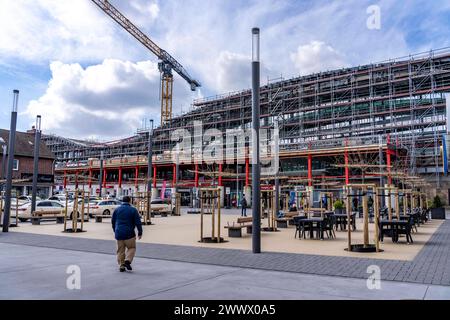 Modernisierung des Duisburger Hauptbahnhof, die Bahnsteige der 13 Gleise werden erneuert, die alten Flachdächer durch eingewelltes Stahl- und Glasdach ersetzt, Osteingang, der Umbau erfolgt im laufenden Betrieb, immer ein Bahnsteig ist gesperrt, die Umbau Maßnahme solle bis 2028 fertig sein, Duisburg NRW, Deutschland, Modernisierung HBF Duisburg *** Modernisierung des Duisburger Hauptbahnhofs, die Bahnsteige der 13 Gleise werden erneuert, die alten Flachdächer werden durch Wellblech- und Glasdächer ersetzt, Osteingang, der Umbau findet im laufenden Betrieb statt, ein pla Stockfoto