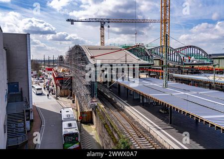 Modernisierung des Duisburger Hauptbahnhof, die Bahnsteige der 13 Gleise werden erneuert, die alten Flachdächer durch eingewelltes Stahl- und Glasdach ersetzt, Osteingang, der Umbau erfolgt im laufenden Betrieb, immer ein Bahnsteig ist gesperrt, die Umbau Maßnahme solle bis 2028 fertig sein, Duisburg NRW, Deutschland, Modernisierung HBF Duisburg *** Modernisierung des Duisburger Hauptbahnhofs, die Bahnsteige der 13 Gleise werden erneuert, die alten Flachdächer werden durch Wellblech- und Glasdächer ersetzt, Osteingang, der Umbau findet im laufenden Betrieb statt, ein pla Stockfoto