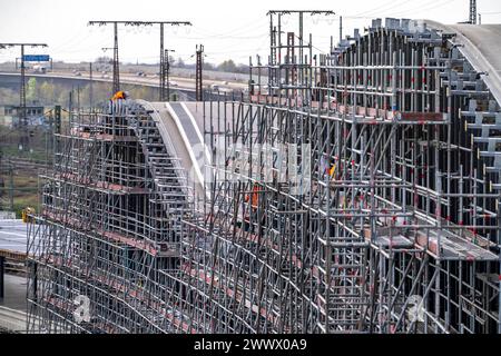 Modernisierung des Duisburger Hauptbahnhof, die Bahnsteige der 13 Gleise werden erneuert, die alten Flachdächer durch eingewelltes Stahl- und Glasdach ersetzt, Osteingang, der Umbau erfolgt im laufenden Betrieb, immer ein Bahnsteig ist gesperrt, die Umbau Maßnahme solle bis 2028 fertig sein, Duisburg NRW, Deutschland, Modernisierung HBF Duisburg *** Modernisierung des Duisburger Hauptbahnhofs, die Bahnsteige der 13 Gleise werden erneuert, die alten Flachdächer werden durch Wellblech- und Glasdächer ersetzt, Osteingang, der Umbau findet im laufenden Betrieb statt, ein pla Stockfoto