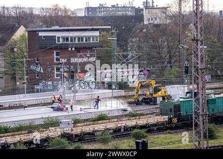 Modernisierung des Duisburger Hauptbahnhof, die Bahnsteige der 13 Gleise werden erneuert, die alten Flachdächer durch eingewelltes Stahl- und Glasdach ersetzt, der Umbau erfolgt im laufenden Betrieb, immer ein Bahnsteig ist gesperrt, die Umbau Maßnahme solle bis 2028 fertig sein, Duisburg NRW, Deutschland, Modernisierung HBF Duisburg *** Modernisierung des Duisburger Hauptbahnhofs, die Bahnsteige der 13 Gleise werden erneuert, die alten Flachdächer werden durch Wellblech- und Glasdächer ersetzt, der Umbau erfolgt im laufenden Betrieb, ein Bahnsteig ist immer geschlossen, der Stockfoto