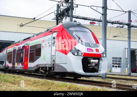 Die französische Eisenbahngesellschaft SNCF und Alstom präsentierten am 14. Juni 2023 in Toulouse Tec ihren ersten Hybridzug, einen batteriebetriebenen Zug Stockfoto