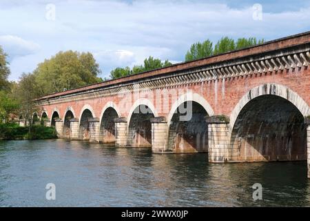 Moissac (Südwestfrankreich): Schiffbarer Aquädukt „pont-Canal du Cacor“, Wasserbrücke zwischen Garonne und Tarn Stockfoto