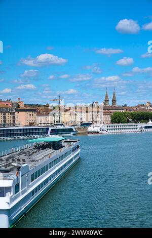 Macon (Zentralfrankreich): Französisches Schiff Mistral, das in Macon eintrifft und auf der Saone hält, CroisiEurope, europäischer Marktführer im Bereich Flussschifffahrt. Stockfoto