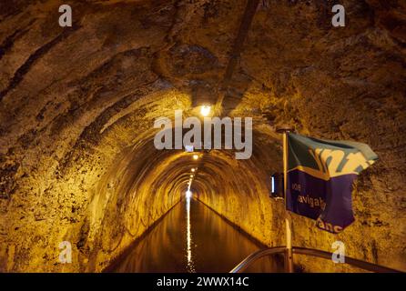 Freizeitbootfahrten auf dem Kanaltunnel von Saint-Albin an der Saone Stockfoto