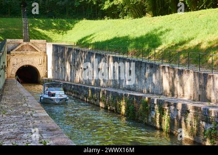 Freizeitbootfahren am Ausgang des Flusstunnels von Savoyeux auf dem Fluss Saone, Petite Saone Wasserweg Stockfoto