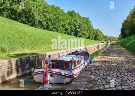 Freizeitbootfahren am Ausgang des Flusstunnels von Savoyeux auf dem Fluss Saone, Petite Saone Wasserweg Stockfoto