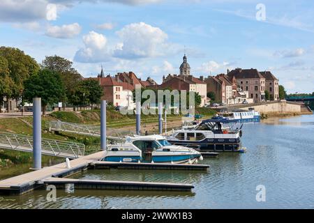 Seurre (Nordostfrankreich): Die Anlaufstelle für Boote und Lastkähne auf der Saone Stockfoto