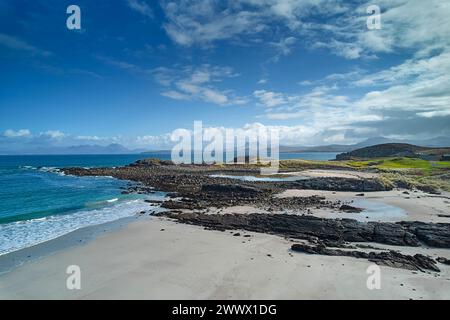 Mellon Udrigle Beach Wester Ross Scotland ein blauer Himmel über feinem Sandstrand und Blick auf die fernen Berge Coigach und Stac Pollaidh Stockfoto