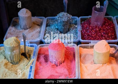 Farbenfrohe, frisch gemahlene Anhäufungen von Gewürzpulver auf einem Lebensmittelmarkt im Freien in Tiflis, Georgia. Stockfoto