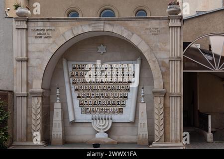 Gedenkstätte mit den Worten in Hebräisch und Georgisch, die lauten: "Rabbiner und Gelehrte der georgischen Gemeinde". Das Denkmal befindet sich im Innenhof Stockfoto