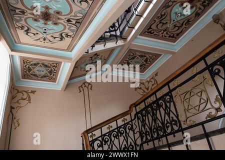 Details des Innenraums der Großen Synagoge in Tiflis, Georgien, mit bemalten jüdischen Sternmotiven an der Decke und im Treppenhaus. Stockfoto