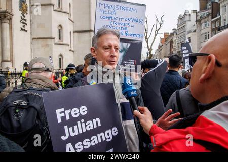 London, Großbritannien. März 2024. Der politische Aktivist Peter Tatchell gibt ein Interview. Das Auslieferungsurteil von Julian Assange wurde bis zum 20. Mai 2024 verschoben. Credit: Mark Thomas/Alamy Live News Stockfoto