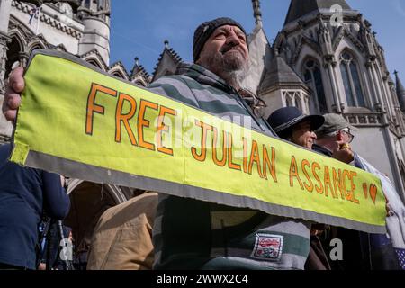 London, UK, 26. März 2024. Unterstützer versammeln sich vor den Royal Courts of Justice in der City of London, um die Entscheidung über Julian Assanges AuslieferungsBerufung zu hören. Quelle: James Willoughby/Alamy Live News Stockfoto