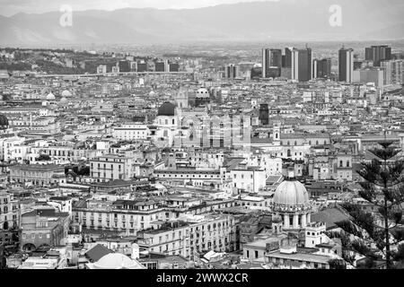 Unvergleichlicher Blick auf die Stadt Neapel von der burg Sant'Elmo, Kampanien, Italien. Stockfoto