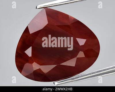 Natürlicher roter oranger Andesine-Edelstein auf Hintergrund Stockfoto