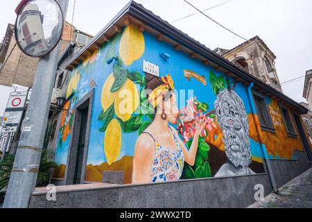 Ein Haus ist mit einem sizilianischen Motiv bemalt. Bronte, Sizilien, Italien. In der Pistazienstadt Bronte am Fusse des Ätna *** ist Ein Haus mit einem sizilianischen Motiv Bronte, Sizilien, Italien in der Pistazienstadt Bronte am Fuße des Ätna gemalt Stockfoto