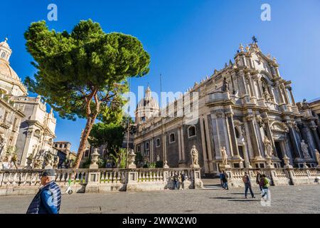 Die berühmte Kathedrale Santagata am Piazza del Duomo, Basilica Cattedrale di Sant Agata, Catania, Sizilien, Italien. Die große Kathedrale von Catania *** die berühmte Kathedrale von Santagata auf der Piazza del Duomo, Basilika Cattedrale di Sant Agata, Catania, Sizilien, Italien die große Kathedrale von Catania Stockfoto