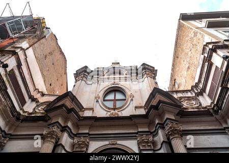 San Nicola a Nilo ist eine barocke römisch-katholische Kirche an der Via San Biagio dei Librai im Zentrum von Neapel in Kampanien. Stockfoto