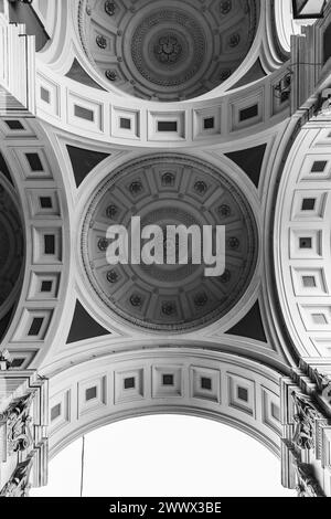 Architektonische Details aus der Kathedrale von Neapel oder der Kathedrale der Marienhimmelfahrt, Neapel, Italien Stockfoto